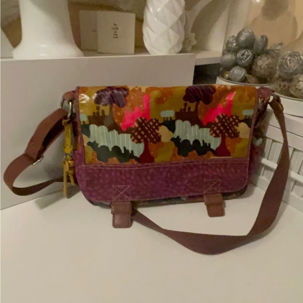 Fossil leather bag with long adjustable straps. Great clean condition